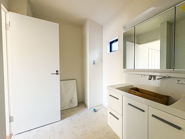 1号棟【脱衣所】脱衣所です。サニタリー収納付き。タオルや下着類等の保管場所として。