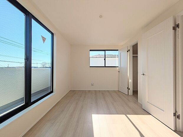 お部屋が明るいだけで、ちょっと幸せになれる。陽ざしの心理効果のおかげです。お部屋に陽をたっぷりとりこみましょう。明るいお部屋にいると、顔もなぜか明るくなる。