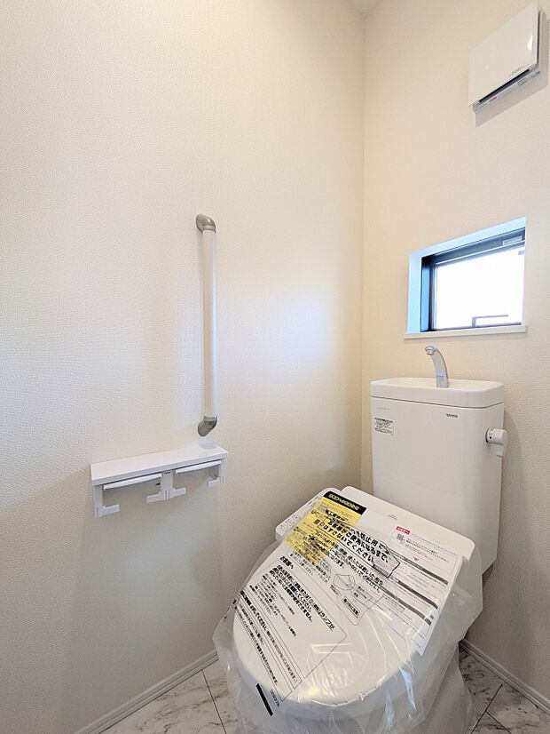 【トイレ】トイレ・ウォシュレット付。快適で衛生的な洗浄機能付温水シャワートイレです。収納や手すりもついてます。