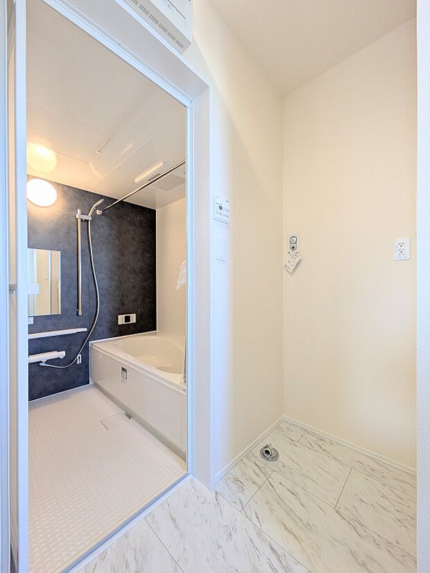 【脱衣所】洗面所は小さなプライベートスペース。歯磨き、洗顔と毎日施す個人空間。