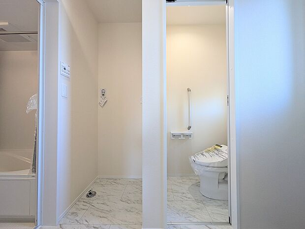 【Laundry space-ランドリースペース】  毎日使う洗濯機。しっかりと奥行きのある置き場が確保されています。