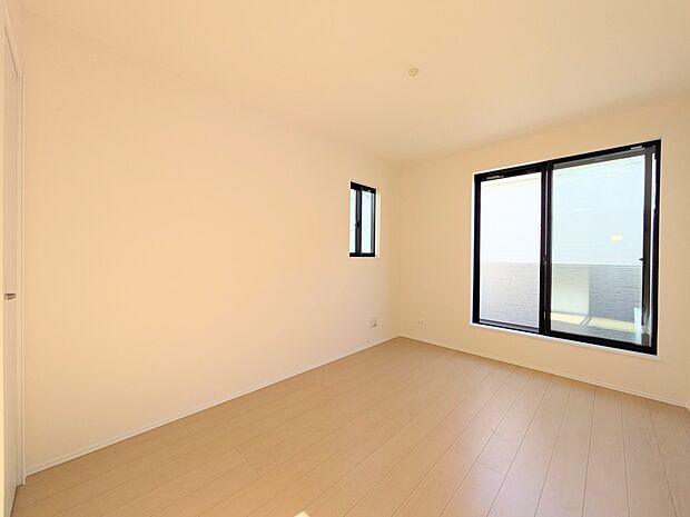 【寝室】シンプルな内装はおしゃれのポイントです。シンプルは華美より飽きがこないからです。色や模様でおしゃれ感をだす。それがシンプルイズビューティーです。