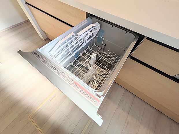 食器洗いのわずらわしさから開放してくれる嬉しい設備。後片付けの手間を減らし奥様の時間を有効活用できます。お湯と洗剤を使う機会が少なくなるため、手荒れ防止にも。