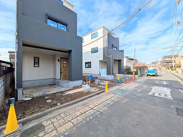 家の前は美しい通りになっていますが、クルマが比較的少なく。家のまわりで遊ぶお子さまも大丈夫です。