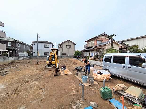 【駐車場】毎日の生活にマイカーが必須という方は、購入を検討する際、駐車場があることは大事な条件です。毎日の通勤や家族の送迎、買い物やお出かけなどクルマのある暮らしを満喫したい方は要チェック!…