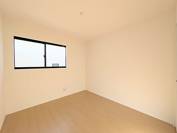 【洋室】柔らかな陽光とフローリングの色味が調和した快適な空間。