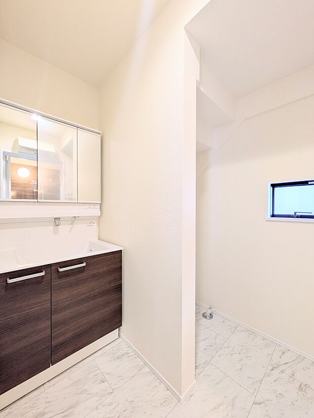 【脱衣所】脱衣所、洗面所は小さなプライベートスペース。歯磨き、洗顔と毎日施す個人空間。