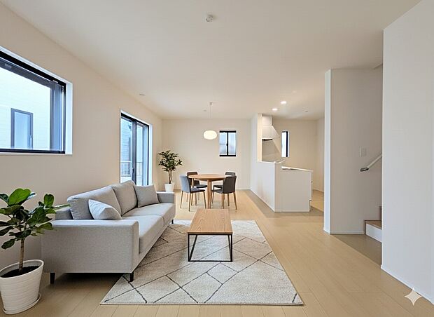 【リビングダイニング】シンプルなデザインの家は風情がある。住む人のこだわりを感じる。外観も内装もいたってシンプル。居心地がよく、家事や趣味、子育てなどにも集中できる。家も人間も熟成するほどシ…