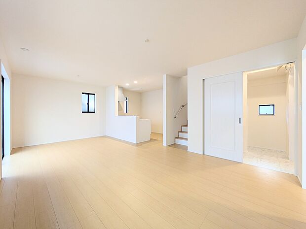 【ダイニングキッチン】ナチュラルな自然光の中での調理。お洒落な食器類を余裕で収納できるスペース。動きやすい女性目線のキッチン動線。これからはお料理をつくる時間が劇的に変わります。