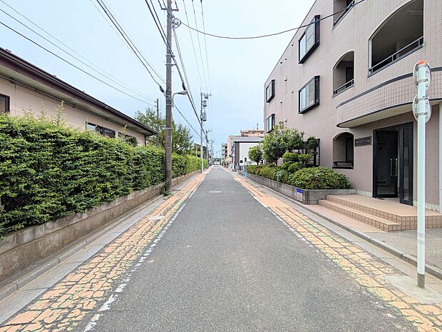 家の前は美しい通りになっていますが、クルマが比較的少なく。家のまわりで遊ぶお子さまも大丈夫です。