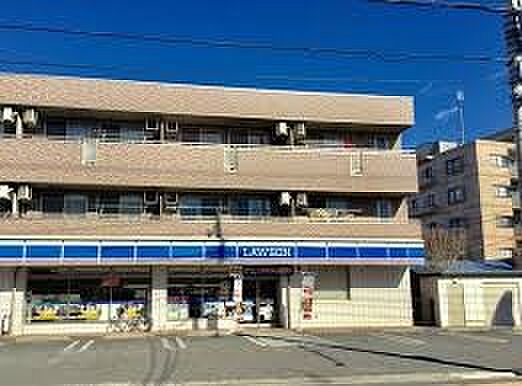 コンビニ 88m ローソン戸田笹目三丁目店(新・企業スローガンは「マチのほっとステーション」。「圧倒的な美味しさ」「人への優しさ」「地球（マチ）への優しさ」の3つの約束で社会の課題に応えてい…