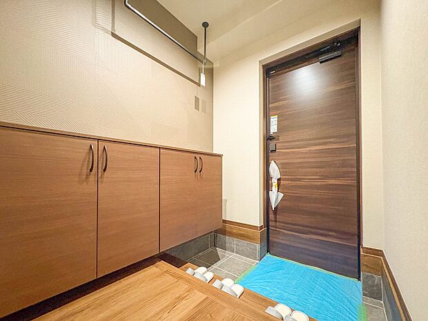 【玄関】玄関はおうちの顔と言われます。玄関アプローチは、外観デザインの印象を左右します。ご家族の個性を出しながら、素敵な玄関でお客様をお迎えしてください。