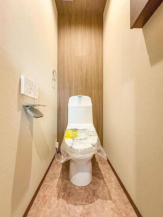 【トイレ】トイレ・ウォシュレット付。快適で衛生的な洗浄機能付温水シャワートイレです。