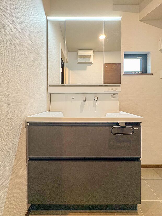 【洗面台】 十分な大きさの洗面台は、身だしなみチェックや歯磨きなど、朝の慌ただしい時間でもホテルライクなスペースで余裕とゆとりを感じて頂けます。