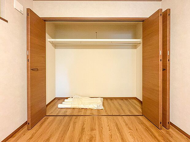 【収納】壁面クローゼットのメリットは、衣類が横一列に並ぶためひと目で洋服が選びやすいこと。衣類をたくさんお持ちの方も、限られたスペース内に無理なく収納することができます。