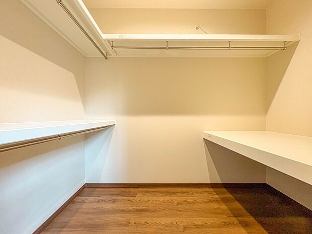 【WIC】WICのメリットの1つ目は、1箇所にまとめて収納が出来ること。2つ目は、衣替えが必要ないこと。3つ目は、扉が少なくなり室内がスッキリ見えること。