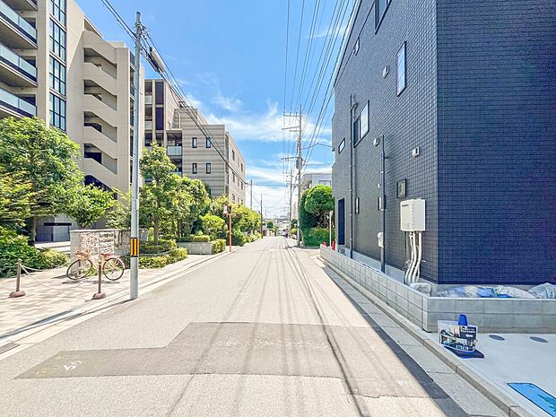 【前面道路】家の前をまっすぐの通りが走っている。クルマは少なく、人々は毎朝、ウォーキング、ジョギング、犬の散歩など、フリーな朝時間を過ごしている。