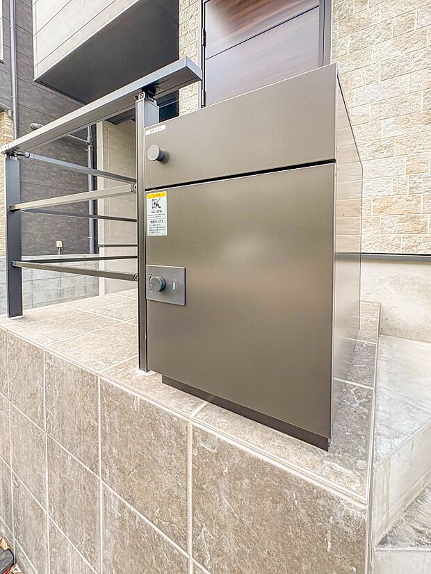 【宅配ボックス】好きな時間にいつでも荷物を受取れるため、到着時間を気にして自宅で待機したり、再配達の連絡をする手間がかかりません。共働きなど不在が多い方、ネット通販の利用が多い方に大変便利。…