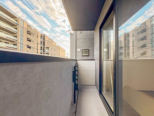 【バルコニー】  バルコニーから差し込む陽光・通風は、住環境・快適性と共に有り続ける貴重な「財産」です。