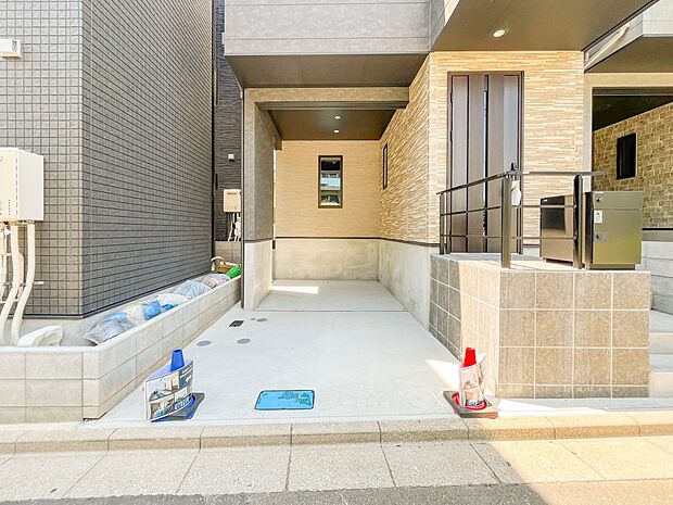 【駐車場】毎日の生活にマイカーが必須という方は、購入を検討する際、駐車場があることは大事な条件です。毎日の通勤や家族の送迎、買い物やお出かけなどクルマのある暮らしを満喫したい方は要チェック。…