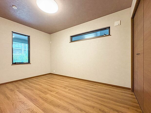 【洋室6帖】 シンプルにデザインされた室内。家具やレイアウトでお好みの空間に。