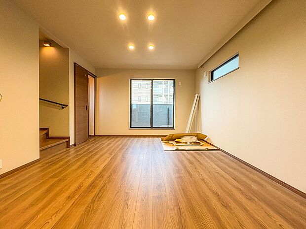 D号棟【LDK16.7帖】爽やかな日差しが差し込む明るいリビングです。