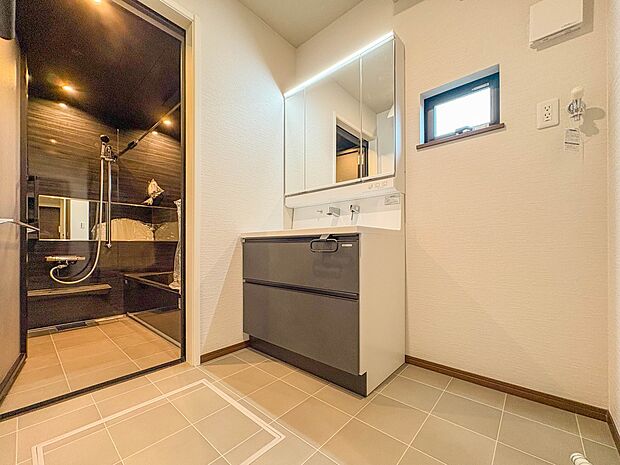 【脱衣所】洗面所は小さなプライベートスペース。歯磨き、洗顔と毎日施す個人空間。