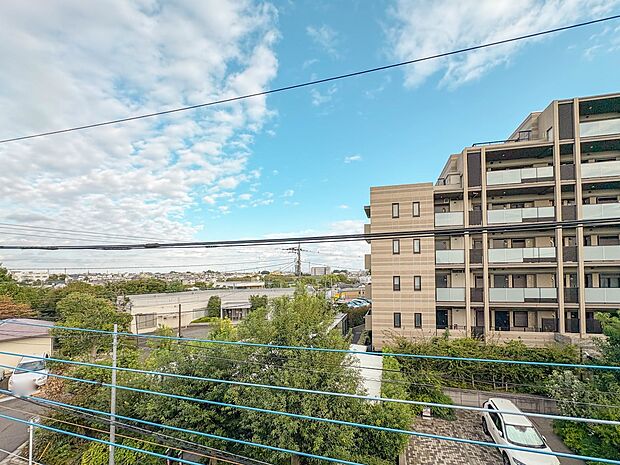 【眺望】朝の澄んだ空気や、夕方に吹く清々しい風を五感で感じられるバルコニー。