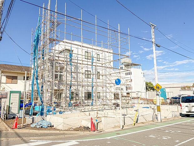 2号棟【外観】家族の温かさと陽光の暖かさ、楽しい毎日と明るい未来を予感させる「空間が織り成すひとつ先の住み心地」を演出します。