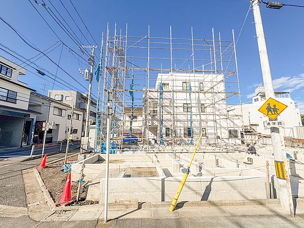 2号棟【外観】家族の温かさと陽光の暖かさ、楽しい毎日と明るい未来を予感させる「空間が織り成すひとつ先の住み心地」を演出します。