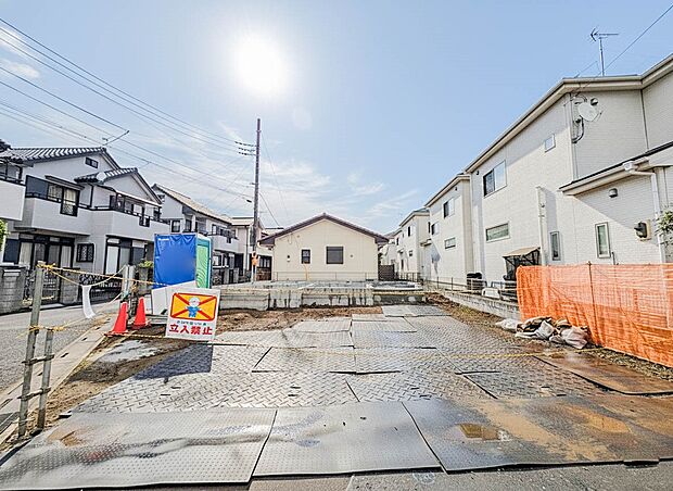 【前面道路】陽当りや通風性など各所に施された工夫で住みやすさを実現。部屋の大きさや周辺環境・街並など、資料には掲載していない情報が現地にはたくさんございます。是非ご確認下さい。