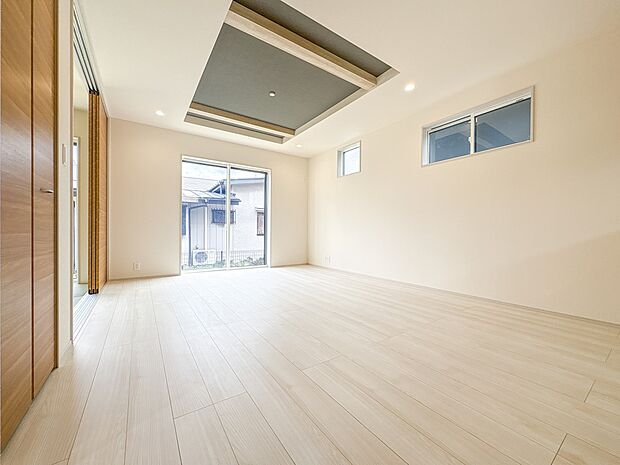 【LDK16帖】リビングルームの窓を開けると心地よい南風が入ってくる。キッズルームの窓を開けるとやさしい微風が入ってくる。家の中に風の道がある。風を生活の中で体験できる家。