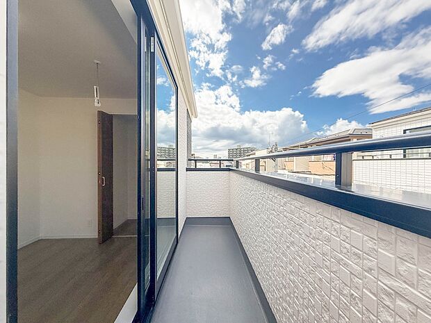 【バルコニー】  バルコニーから差し込む陽光・通風は、住環境・快適性と共に有り続ける貴重な「財産」です。