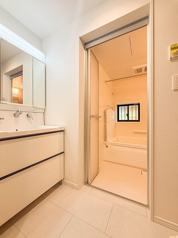 【脱衣所】洗面所は小さなプライベートスペース。歯磨き、洗顔と毎日施す個人空間。