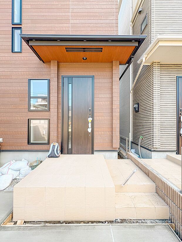 【玄関】玄関はおうちの顔と言われます。玄関アプローチは、外観デザインの印象を左右します。ご家族の個性を出しながら、素敵な玄関でお客様をお迎えしてください。