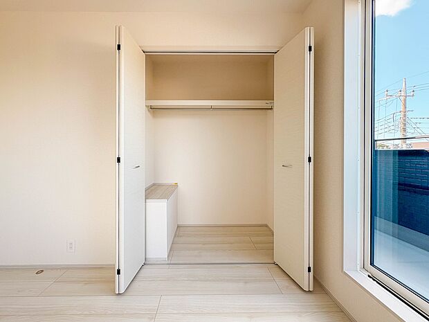 【収納】壁面クローゼットのメリットは、衣類が横一列に並ぶためひと目で洋服が選びやすいこと。衣類をたくさんお持ちの方も、限られたスペース内に無理なく収納することができます。