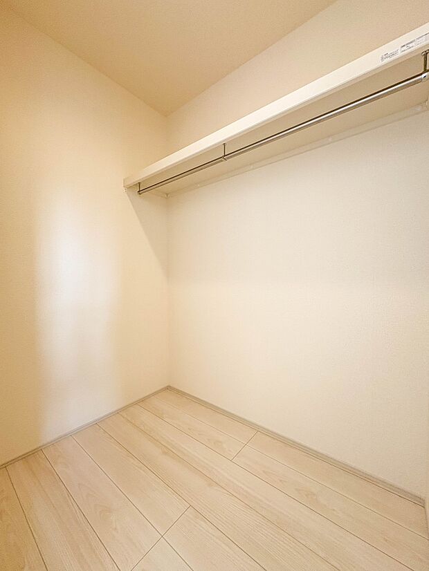【WIC（ウォークインクローゼット）】  たくさんの洋服をかけてもシワになりにくいウォークインクローゼット。洋服以外にも、普段使わない家電やスーツケース、ストック品など何でも片付く嬉しい空間…