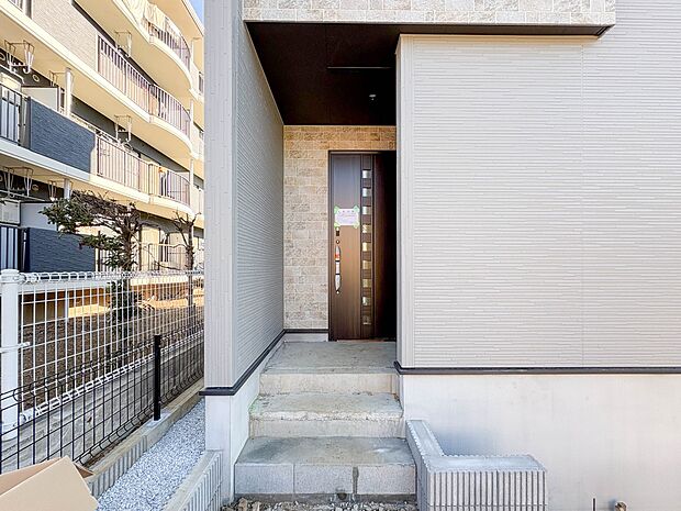 【玄関】家の顔となる玄関は、高いデザイン性が求められます。高級感と断熱性、防犯性に優れた玄関ドアを標準装備。ピッキング対策のセキュリティサムターン等、防犯に考慮しました。