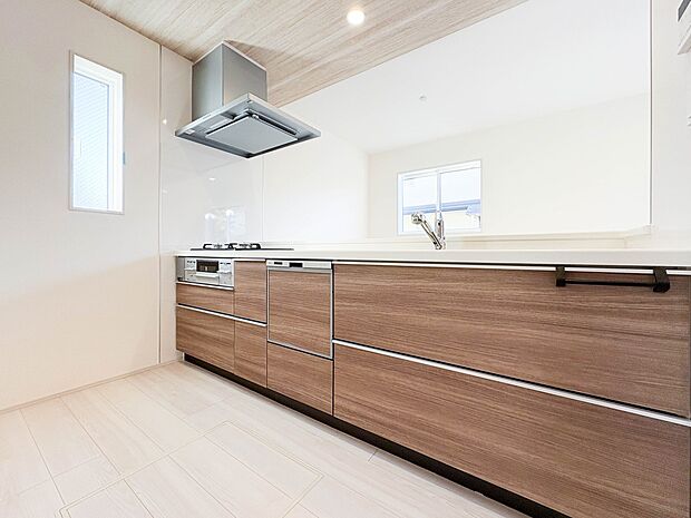 【LDK16帖】ナチュラルな自然光の中での調理。会話が弾む対面型キッチン。お洒落な食器類を余裕で収納できるスペース。動きやすい女性目線のキッチン動線。これからはお料理をつくる時間が劇的に変わ…