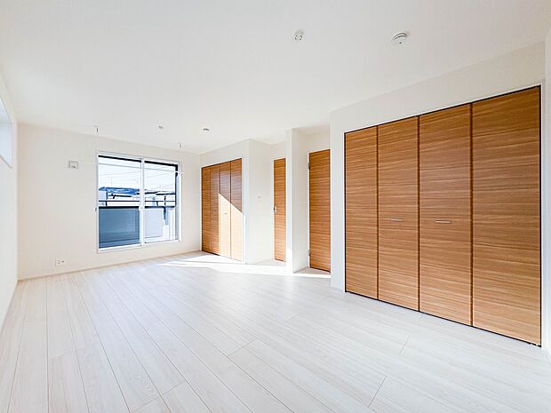 【寝室10帖】将来、2部屋に分割して使うことができます。充実した生活は伸びやかな居室空間から始まります。快適に・伸びやかに。心の潤いを求める方々へ。