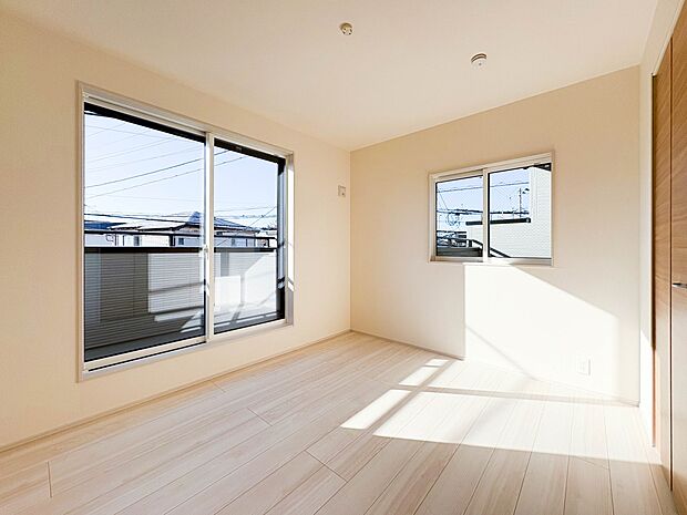 【子供部屋5.25帖】お子様のお部屋にぴったりなクロークを備えたフローリング仕様の洋室です。