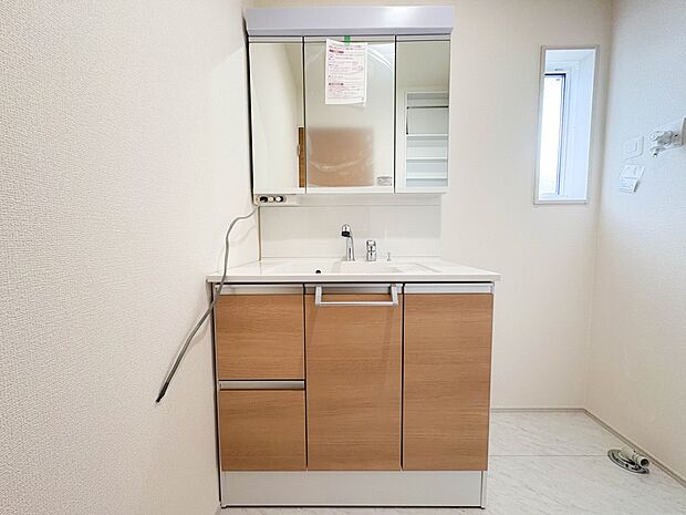 【洗面台】 十分な大きさの洗面台は、身だしなみチェックや歯磨きなど、朝の慌ただしい時間でもホテルライクなスペースで余裕とゆとりを感じて頂けます。