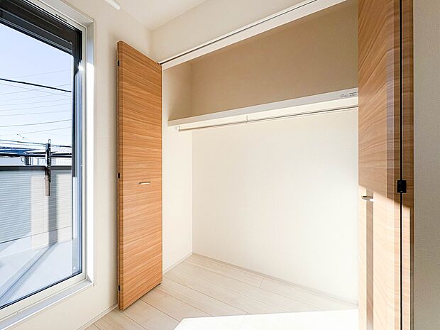 【WIC（ウォークインクローゼット）】  たくさんの洋服をかけてもシワになりにくいウォークインクローゼット。洋服以外にも、普段使わない家電やスーツケース、ストック品など何でも片付く嬉しい空間…