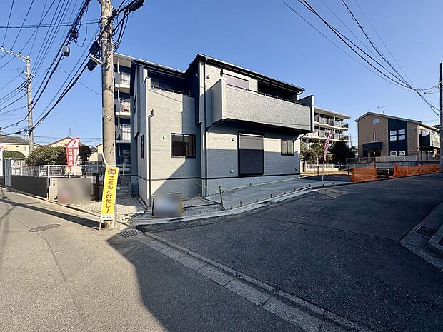 【外観】車3台駐車可能。※軽自動車2台含む　日当たり良好です。