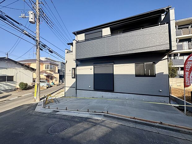 【外観】全部屋南向き設計。角地。地盤良好。