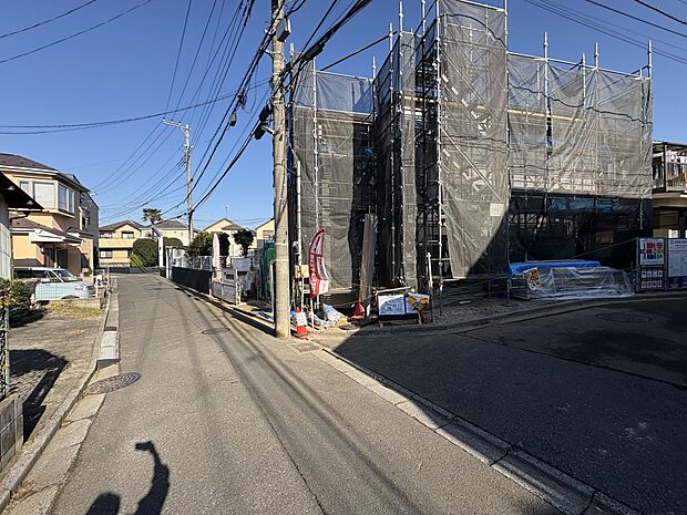 【外観】車3台駐車可能。※軽自動車2台含む　日当たり良好です。