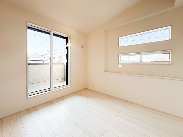 【洋室5.25帖】柔らかな陽光とフローリングの色味が調和した快適な空間。