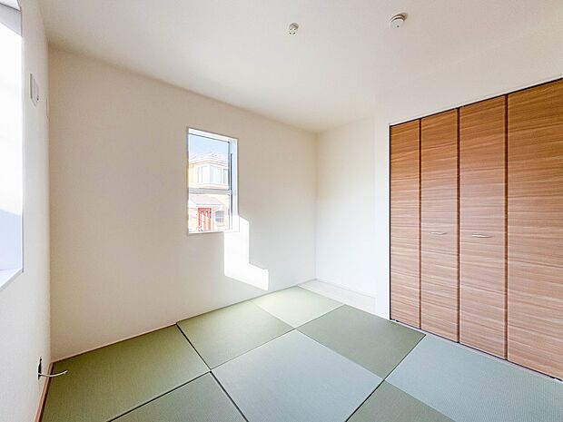 【和室4.87帖】畳には音を吸収する作用があるので、元気いっぱいのお子さんの遊び場所として、最適な空間となるでしょう。また、クッション性があるのでお子さんが転んでケガをするリスクを軽減してく…