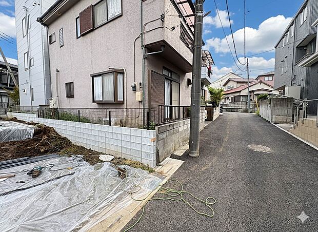 【前面道路4ｍ】車の通行が少ないので、静かな住環境を維持することができます。