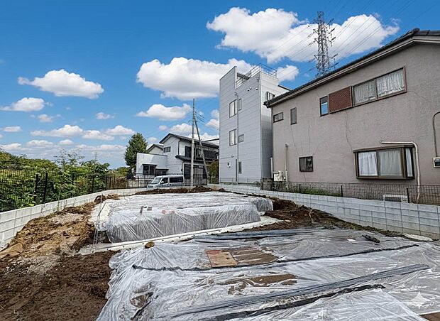 【現地外観】家族の温かさと陽光の暖かさ、楽しい毎日と明るい未来を予感させる「空間が織り成すひとつ先の住み心地」を演出します。